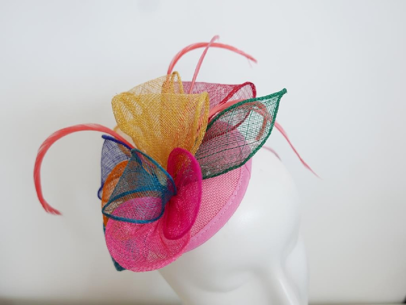 Multikolor fascynator z piórami na przepasce