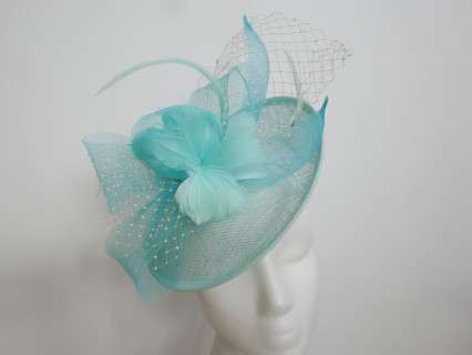 Turkusowy kapelusz koktajlowy z piórami na przepasce