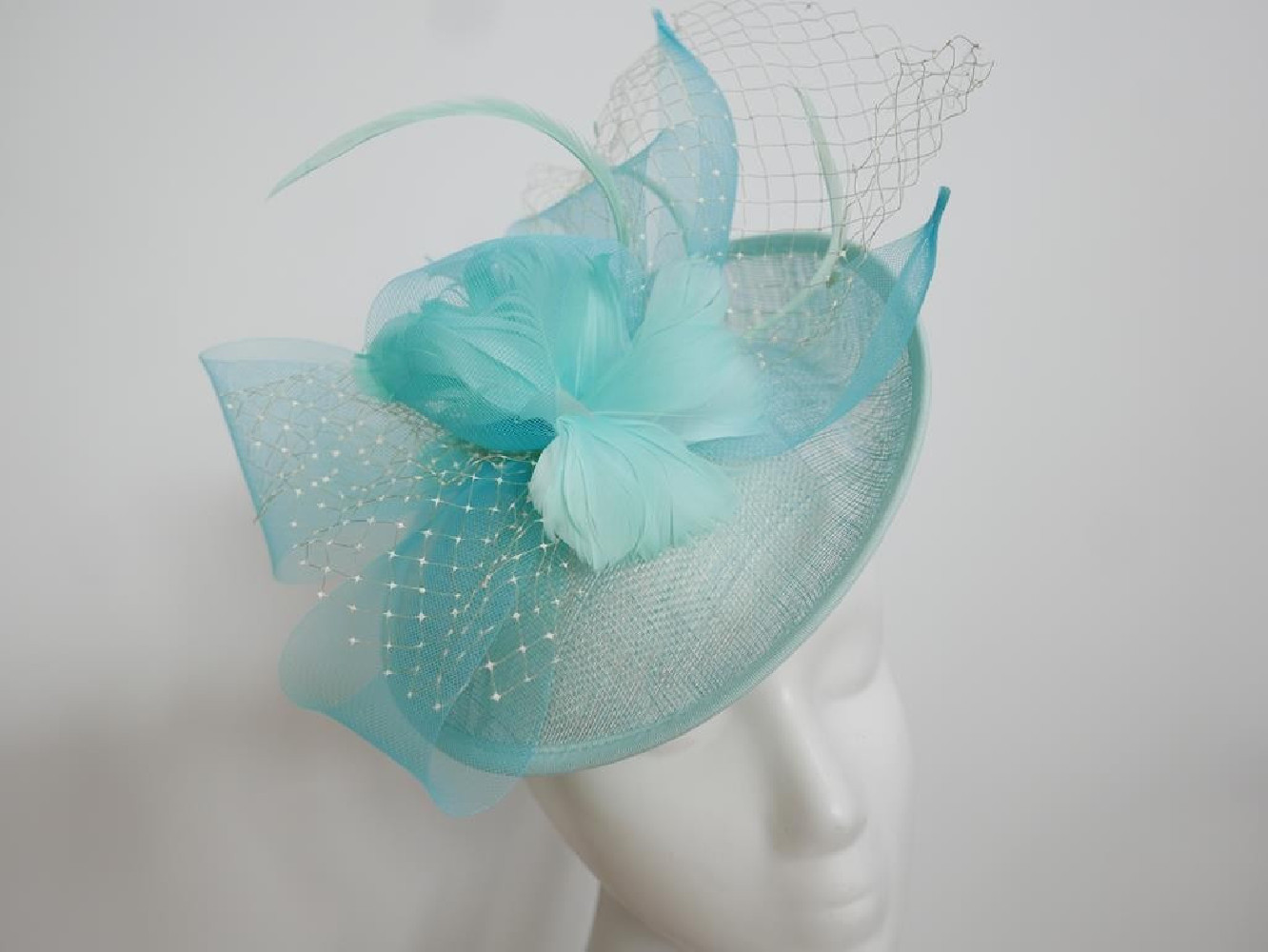 Turkusowy kapelusz koktajlowy z piórami na przepasce