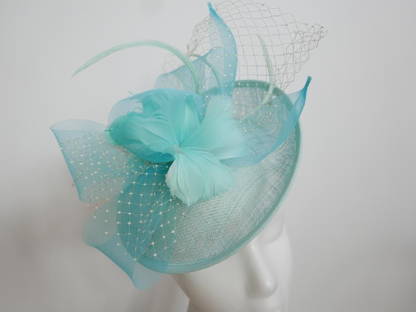Turkusowy kapelusz koktajlowy z piórami na przepasce