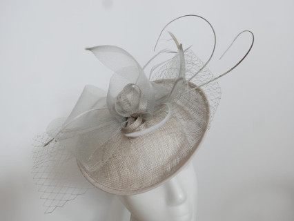 Szary kapelusz koktajlowy z piórami na przepasce