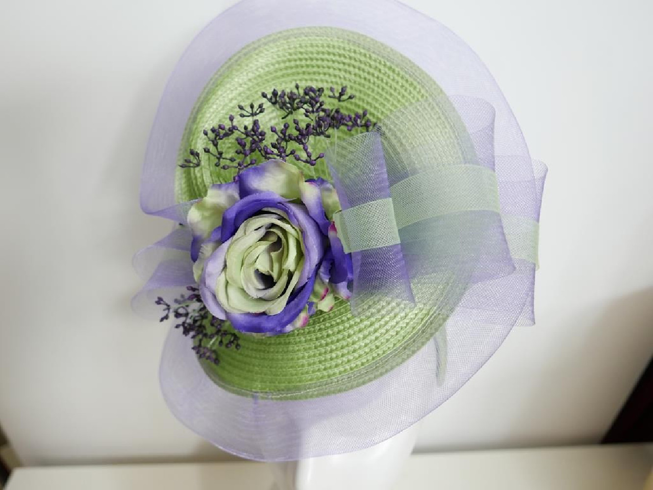 Lawenda z zielenią fascynator z kwiatami Ascot Derby