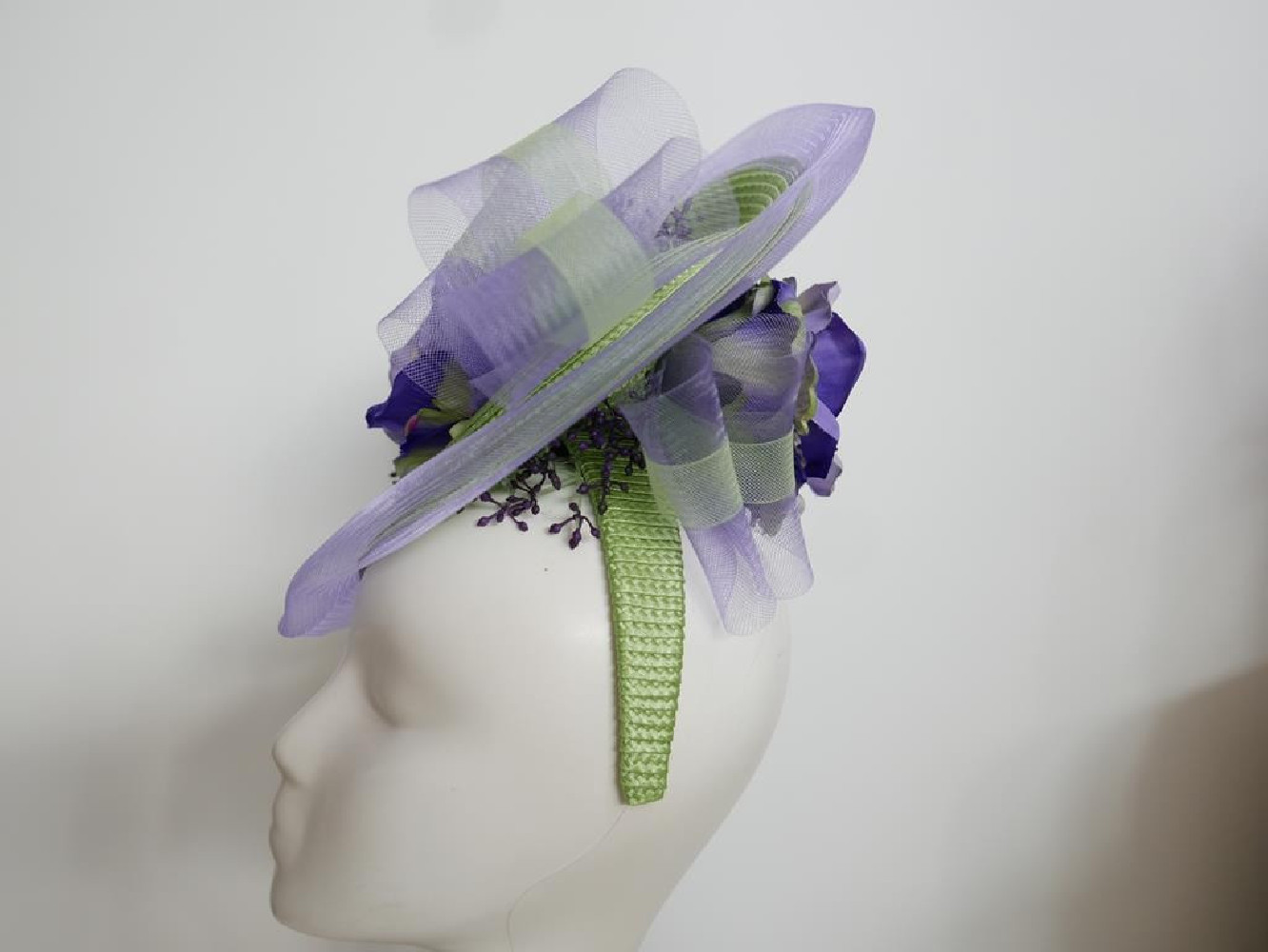 Lawenda z zielenią fascynator z kwiatami Ascot Derby