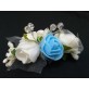 Broszka bukiecik z kwiatów, biały z niebieskim