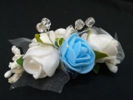 Broszka bukiecik z kwiatów, biały z niebieskim