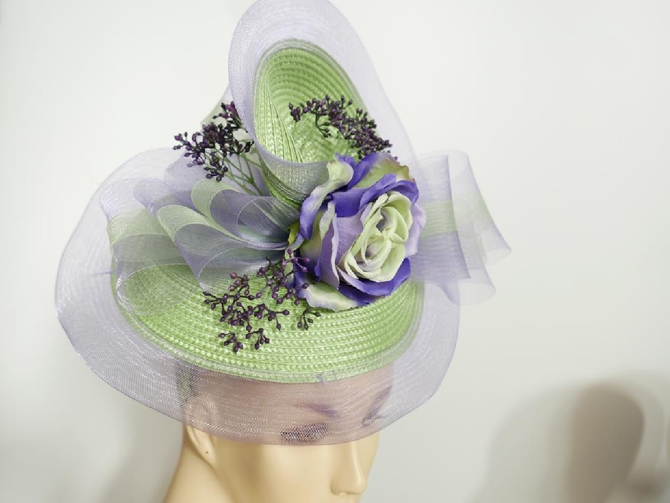 Lawenda z zielenią fascynator z kwiatami Ascot Derby