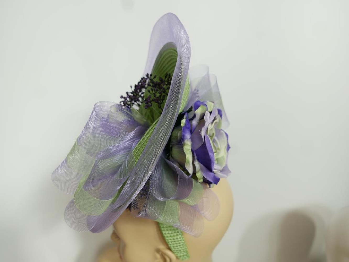 Lawenda z zielenią fascynator z kwiatami Ascot Derby