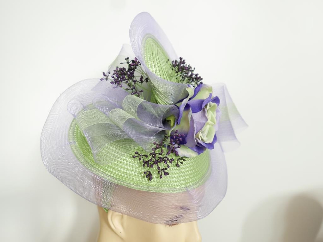 Lawenda z zielenią fascynator z kwiatami Ascot Derby