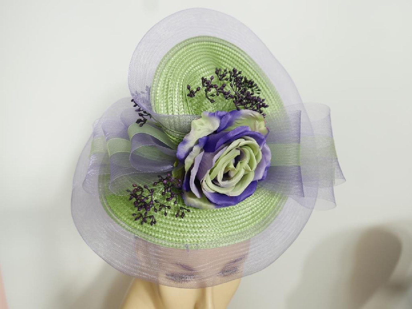 Lawenda z zielenią fascynator z kwiatami Ascot Derby