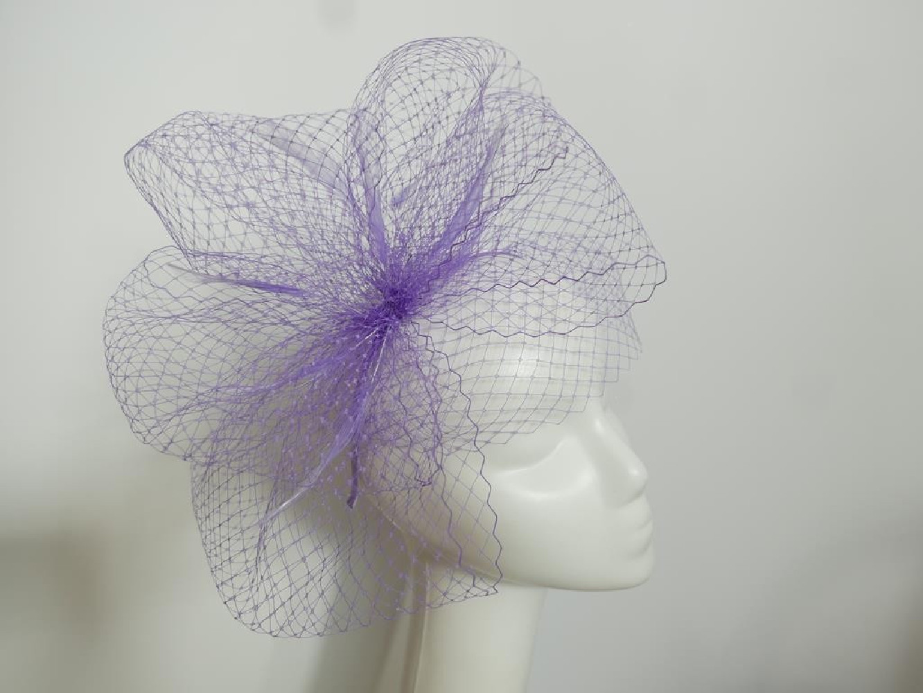 Lawendowy fascynator z woalki na przepasce