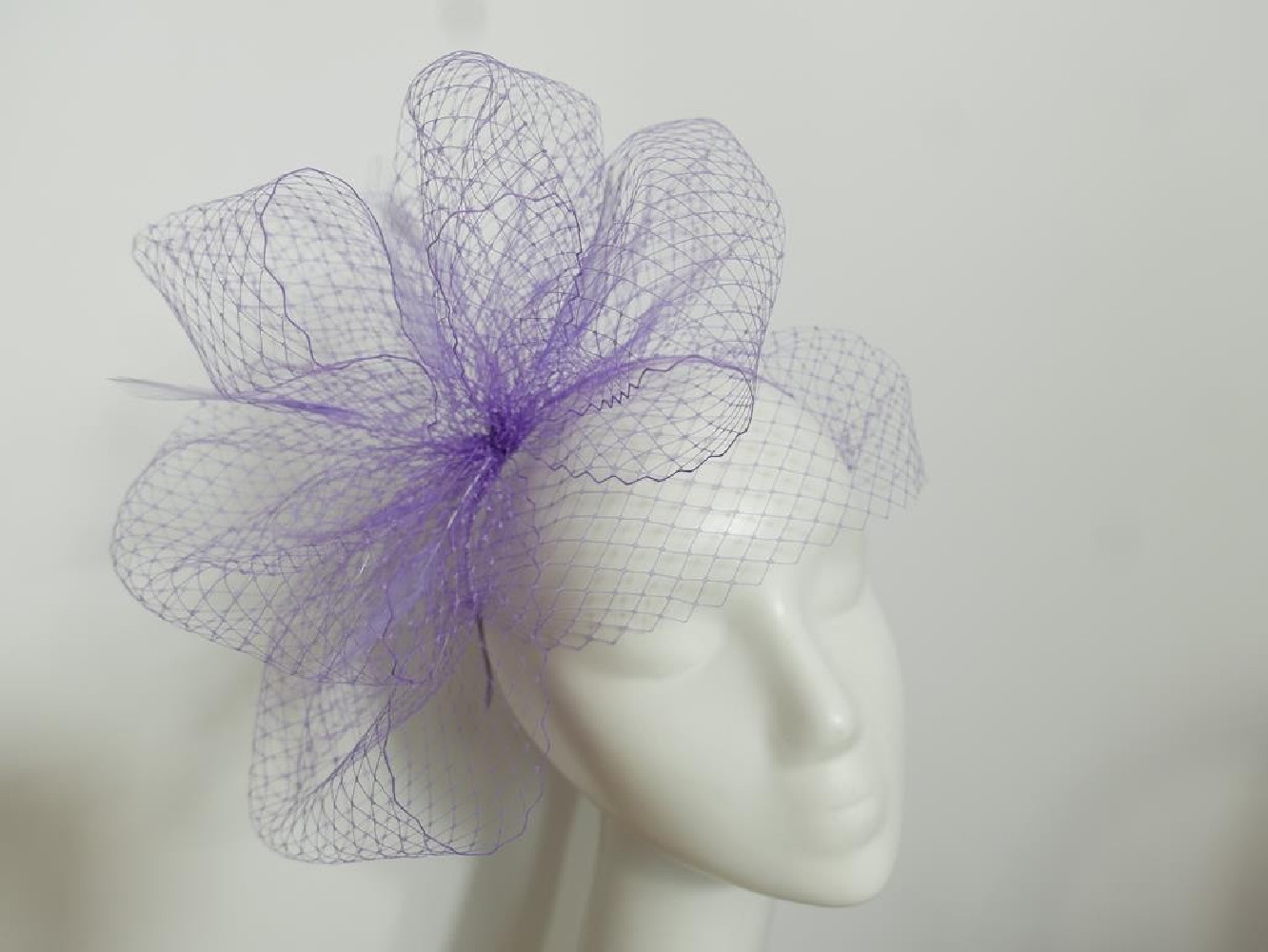 Lawendowy fascynator z woalki na przepasce