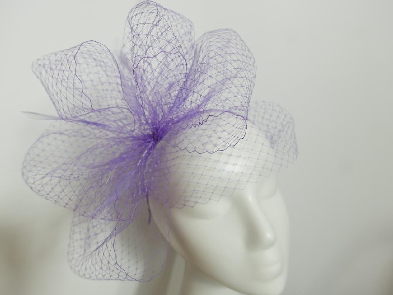 Lawendowy fascynator z woalki na przepasce