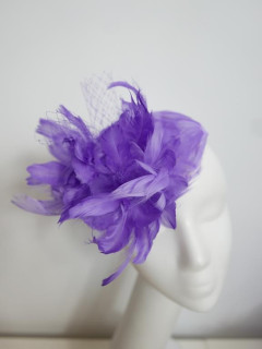 Lawendowy fascynator łezka z piór z woalka