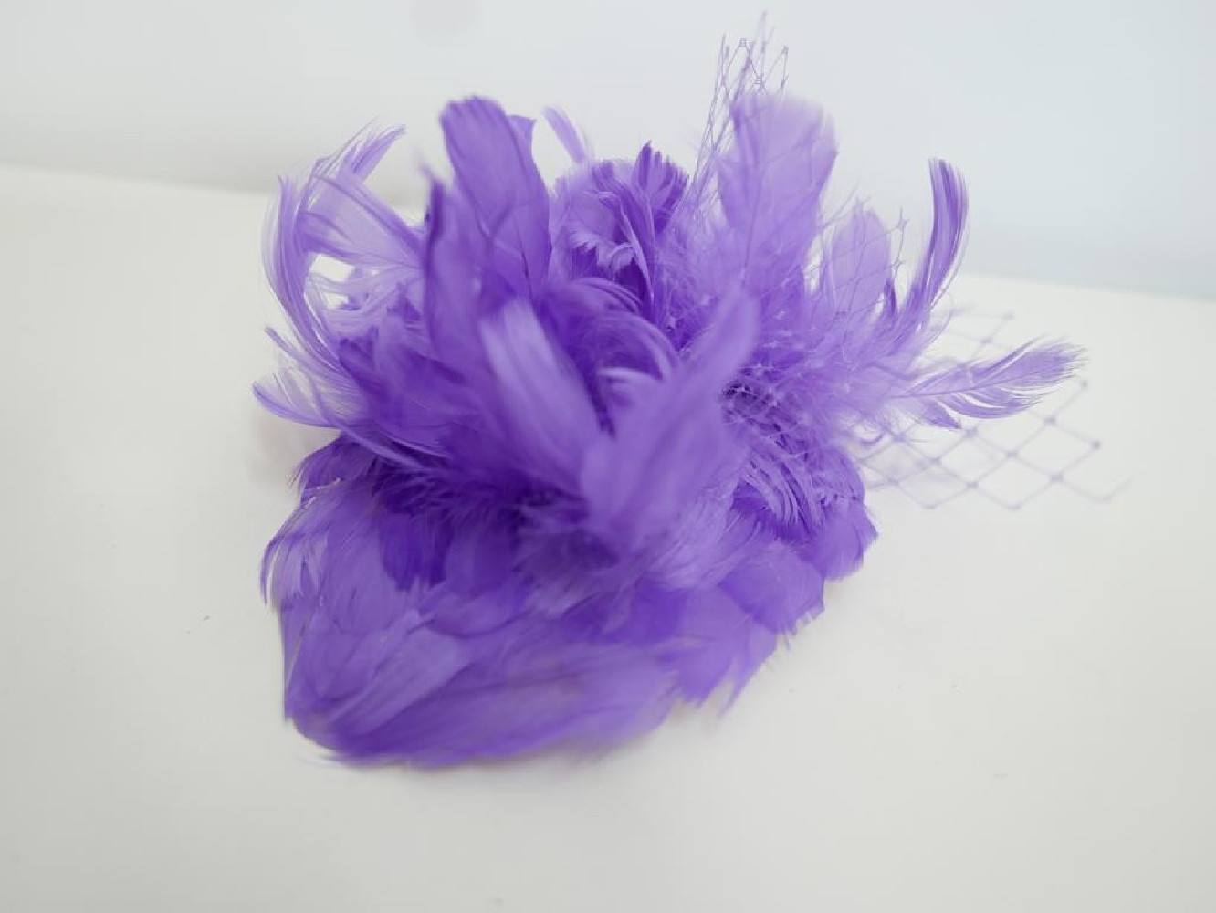 Lawendowy fascynator łezka z piór z woalka