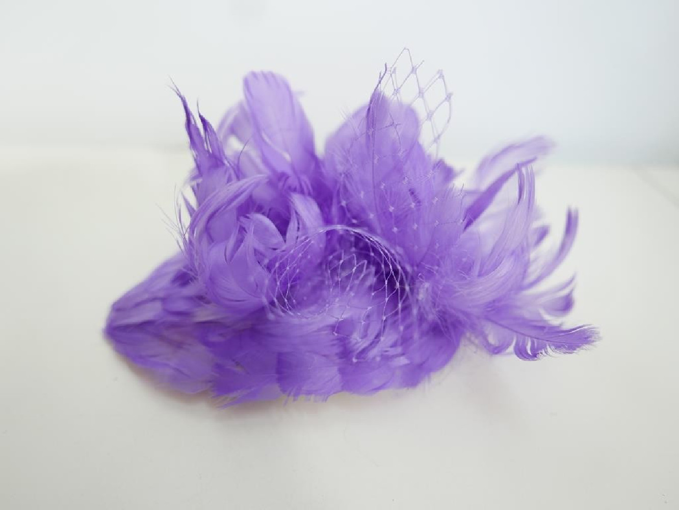 Lawendowy fascynator łezka z piór z woalka