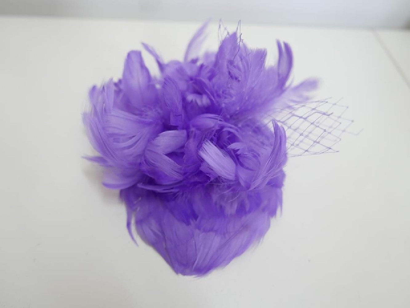 Lawendowy fascynator łezka z piór z woalka