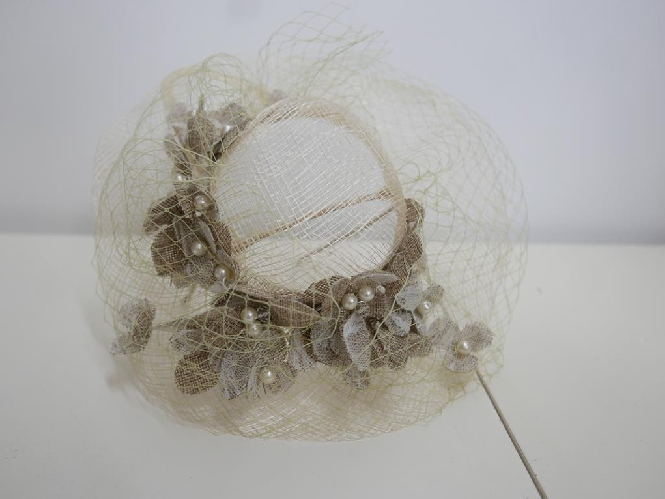 Kremowo beżowy kapelusik koktajlowy z sizalu z woalką na przepasce