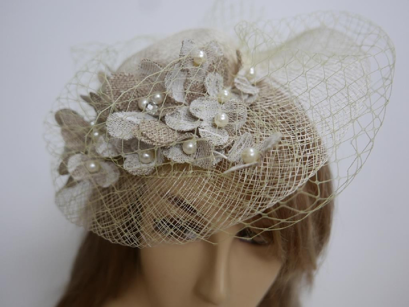 Kremowo beżowy kapelusik koktajlowy z sizalu z woalką na przepasce
