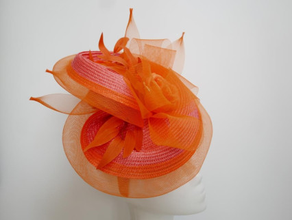 Pomarańczowo różowy fascynator z kwiatami Ascot Derby