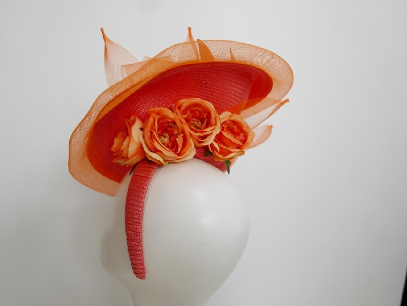 Pomarańczowo różowy fascynator z kwiatami Ascot Derby