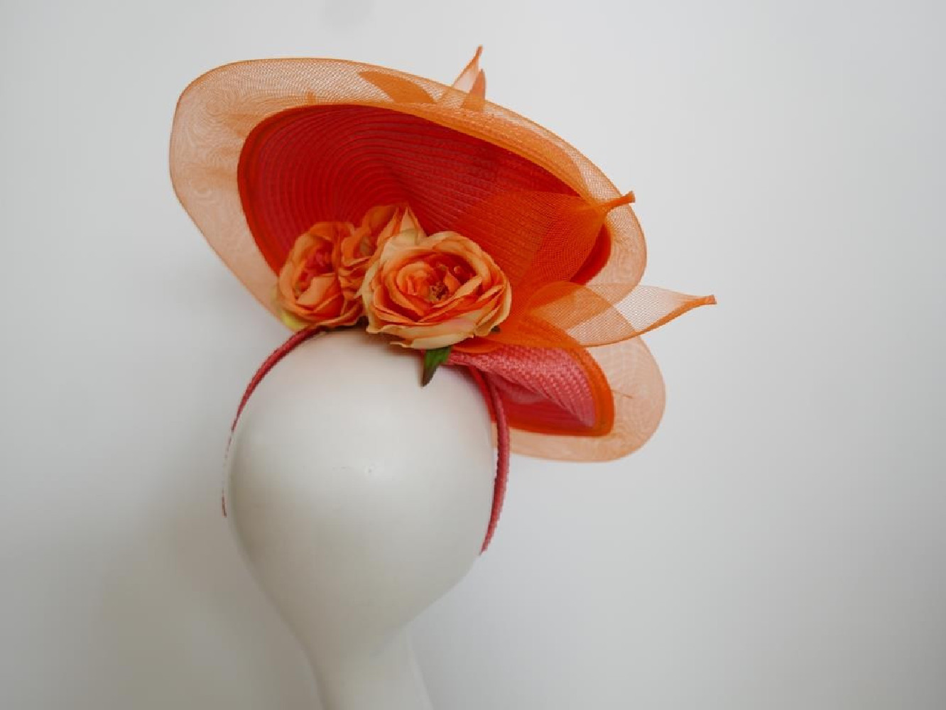 Pomarańczowo różowy fascynator z kwiatami Ascot Derby