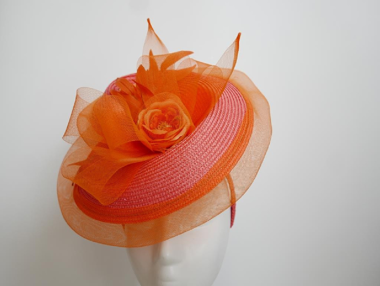Pomarańczowo różowy fascynator z kwiatami Ascot Derby