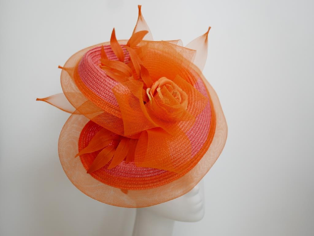 Pomarańczowo różowy fascynator z kwiatami Ascot Derby
