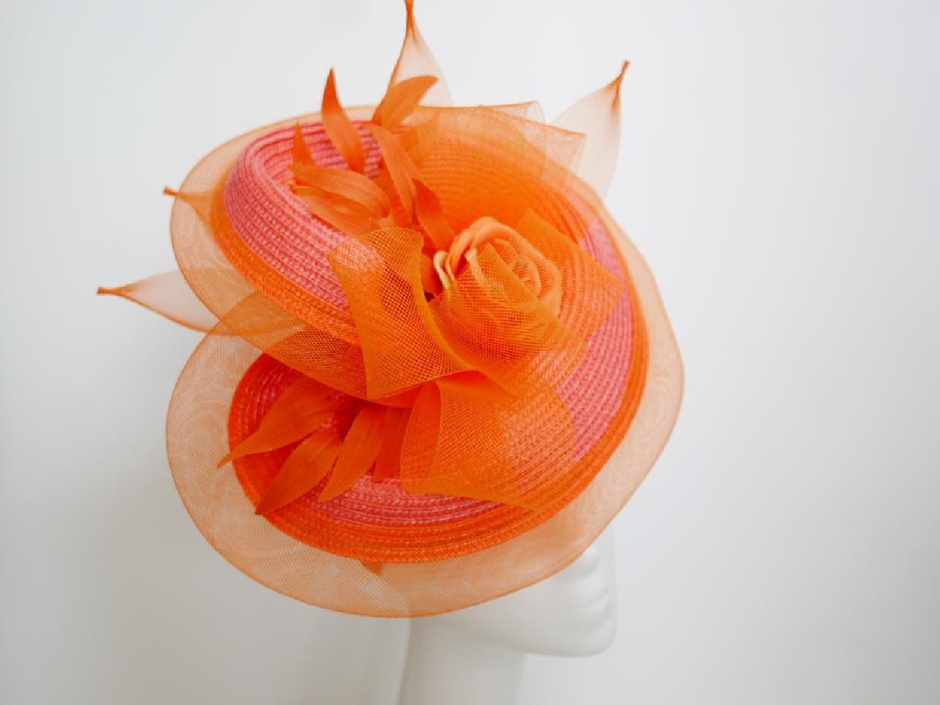 Pomarańczowo różowy fascynator z kwiatami Ascot Derby