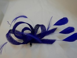 kobaltowy stroik fascynator z sinamay do włosów sukni kapelusza