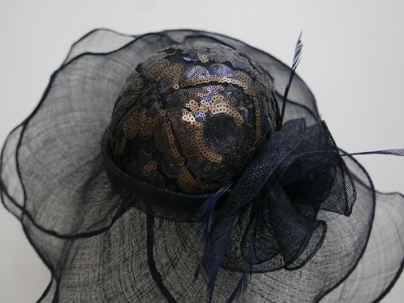 Granatowy kapelusz sinamay z główką z tkaniny do 57 cm