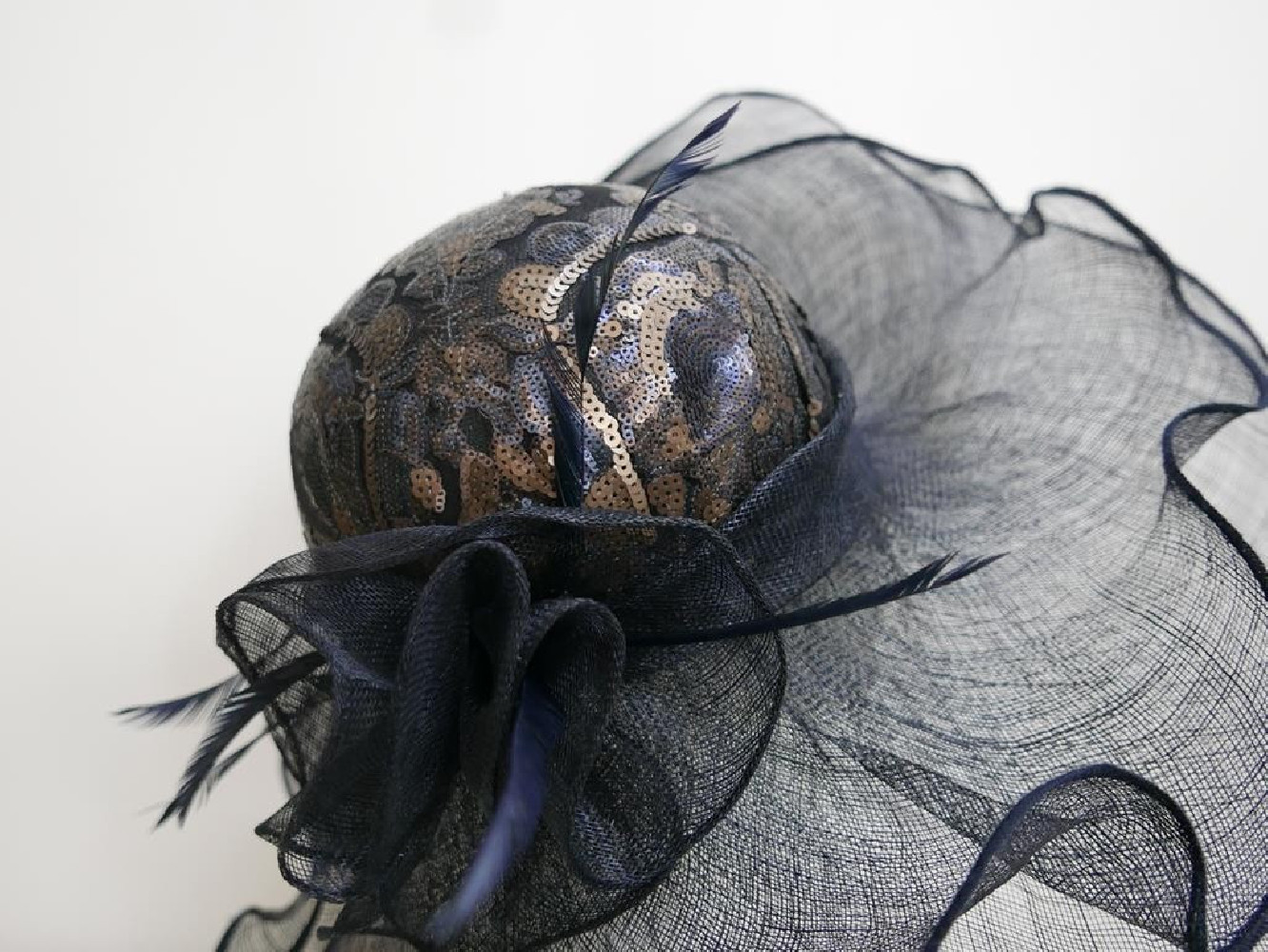 Granatowy kapelusz sinamay z główką z tkaniny do 57 cm