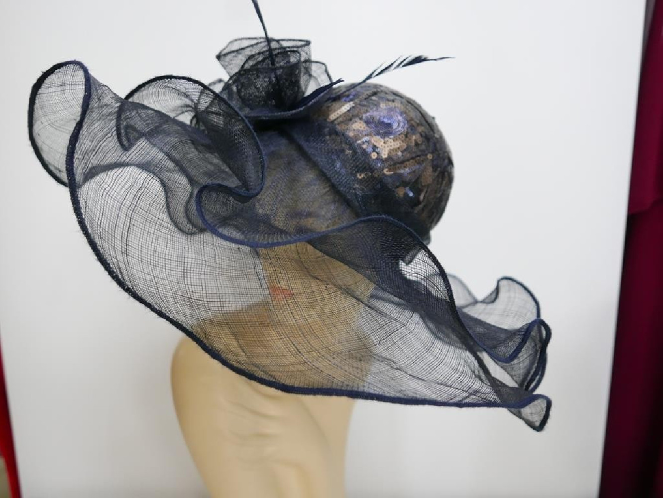 Granatowy kapelusz sinamay z główką z tkaniny do 57 cm