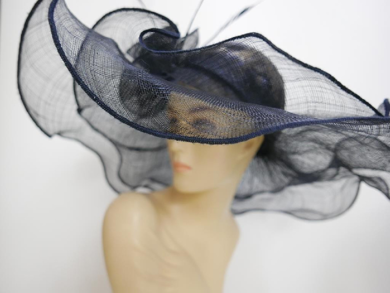 Granatowy kapelusz sinamay z główką z tkaniny do 57 cm