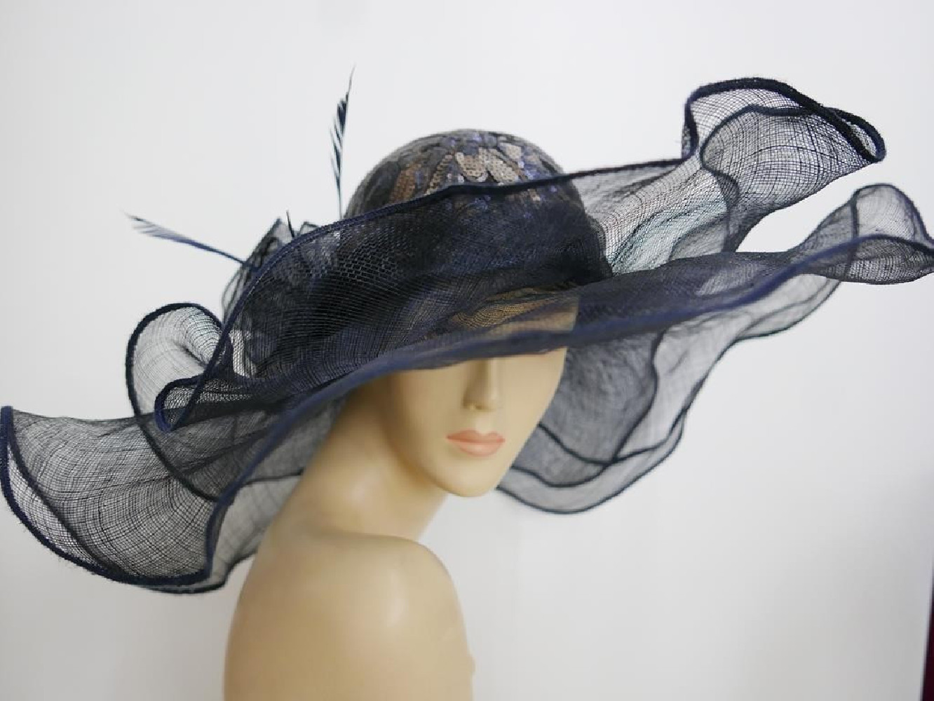 Granatowy kapelusz sinamay z główką z tkaniny do 57 cm