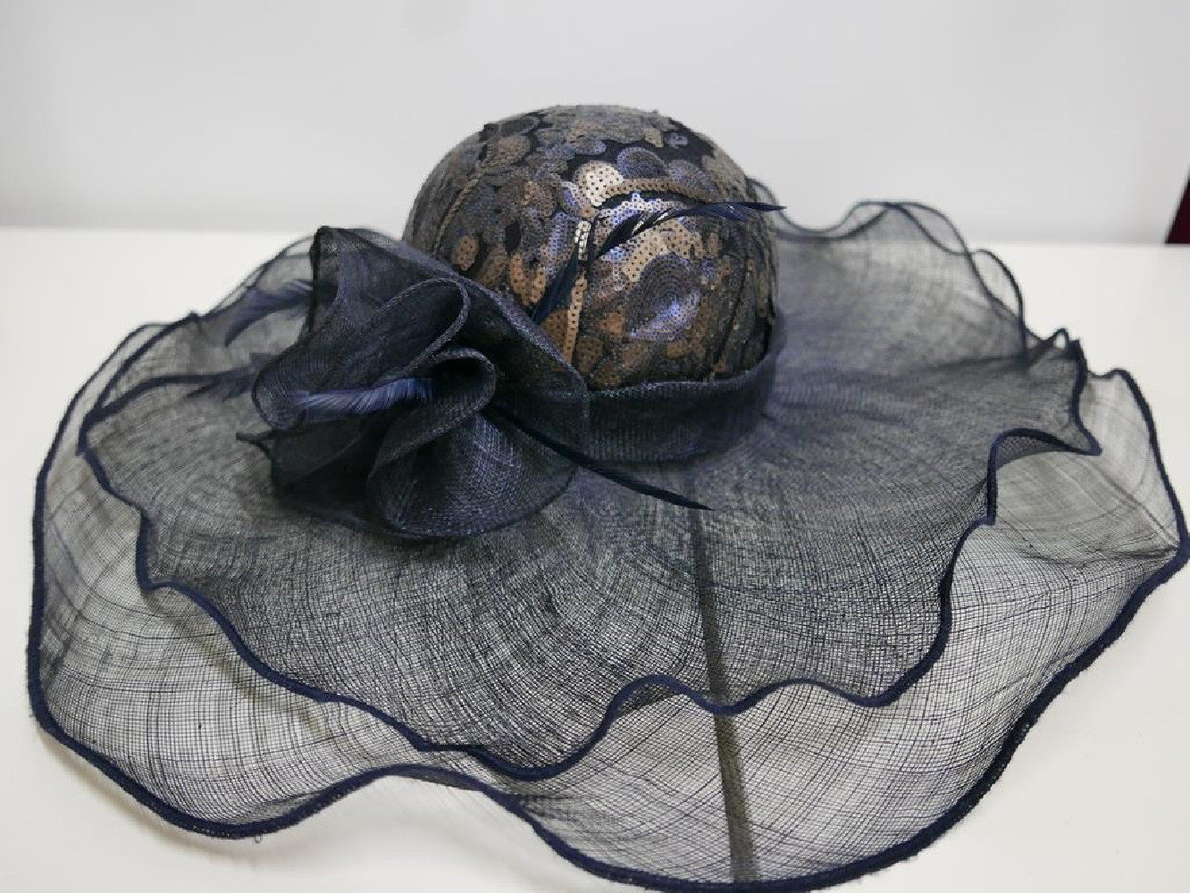 Granatowy kapelusz sinamay z główką z tkaniny do 57 cm