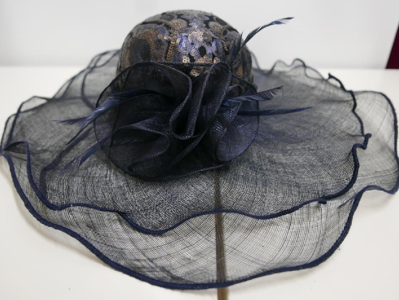 Granatowy kapelusz sinamay z główką z tkaniny do 57 cm