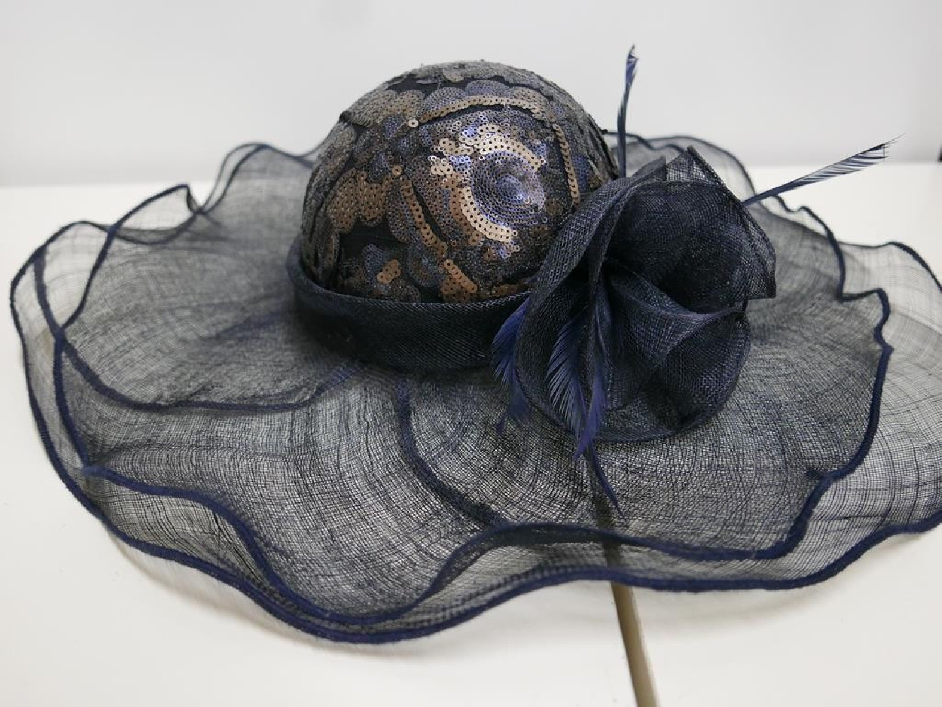 Granatowy kapelusz sinamay z główką z tkaniny do 57 cm