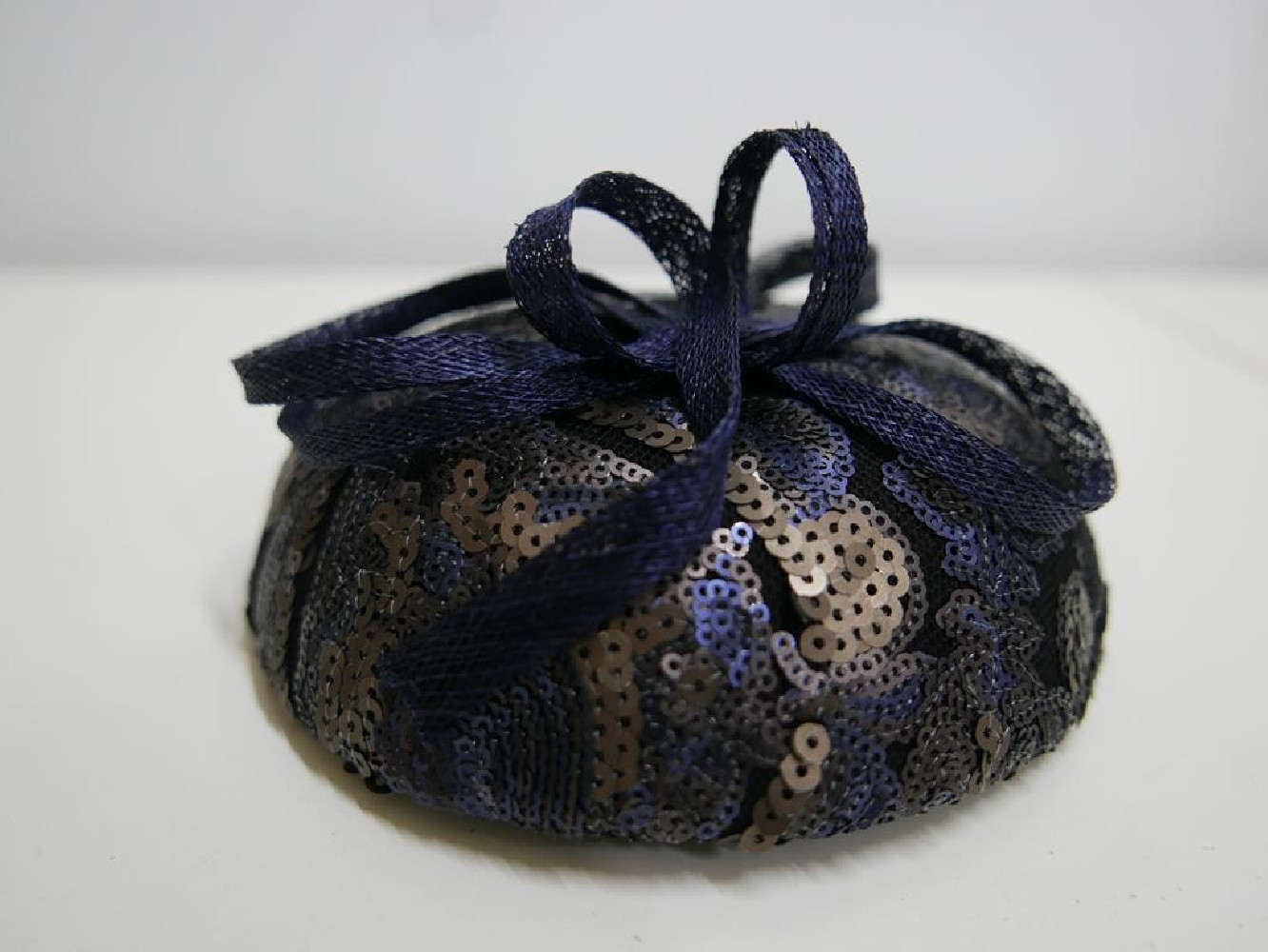 Granatowy mini toczek fascynator z matowych cekinów