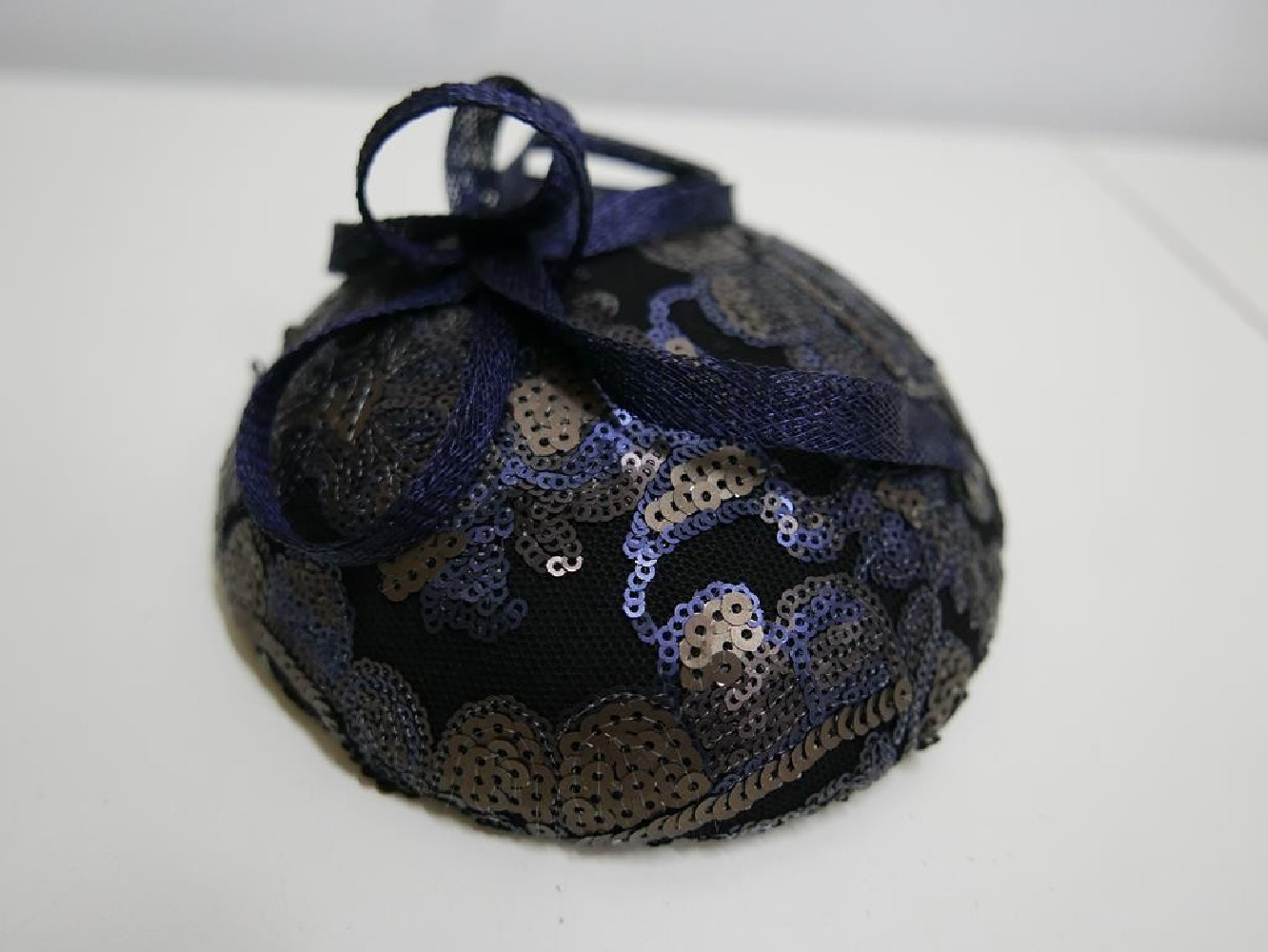 Granatowy mini toczek fascynator z matowych cekinów