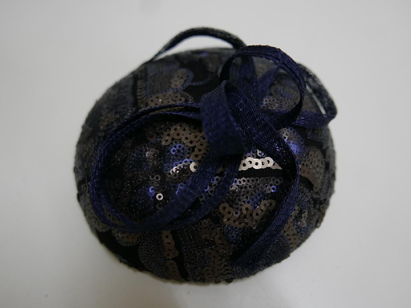 Granatowy mini toczek fascynator z matowych cekinów