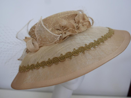 Beżowo złoty kapelusz wizytowy sinamay uniwersalny