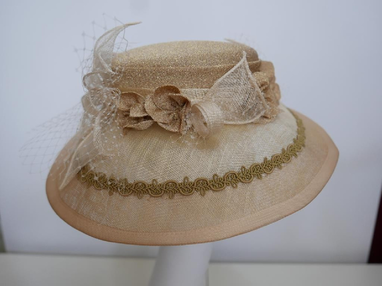 Beżowo złoty kapelusz wizytowy sinamay uniwersalny