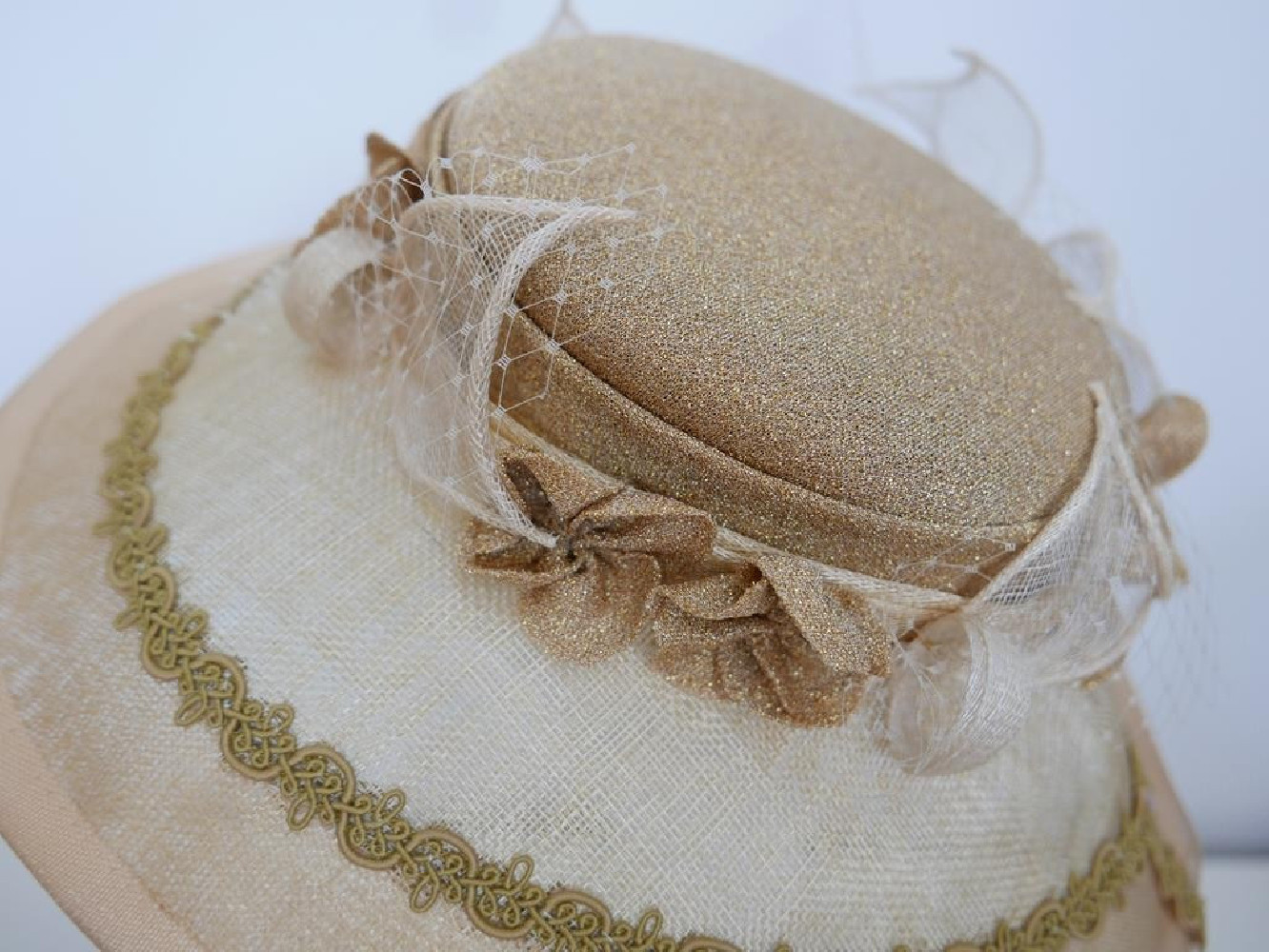 Beżowo złoty kapelusz wizytowy sinamay uniwersalny