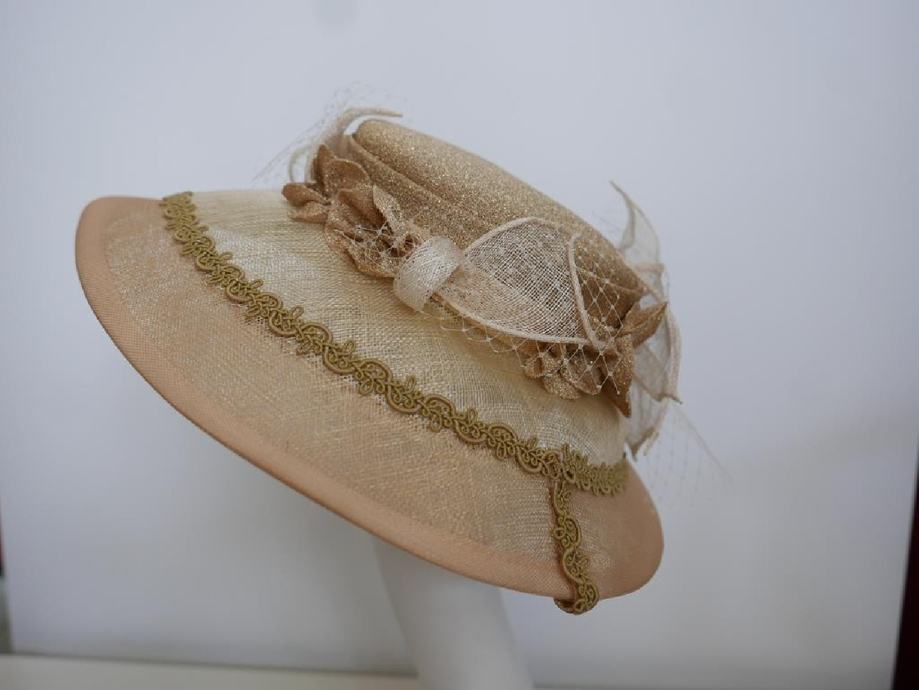 Beżowo złoty kapelusz wizytowy sinamay uniwersalny
