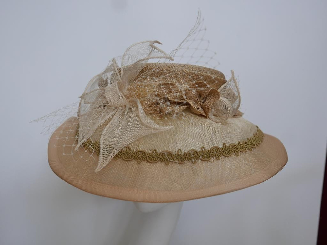 Beżowo złoty kapelusz wizytowy sinamay uniwersalny