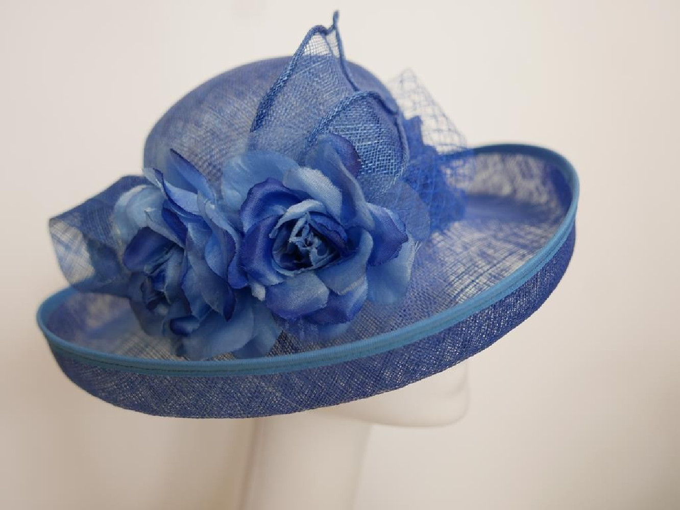 Niebieski wizytowy kapelusz z sinamay regulowany do 56 cm