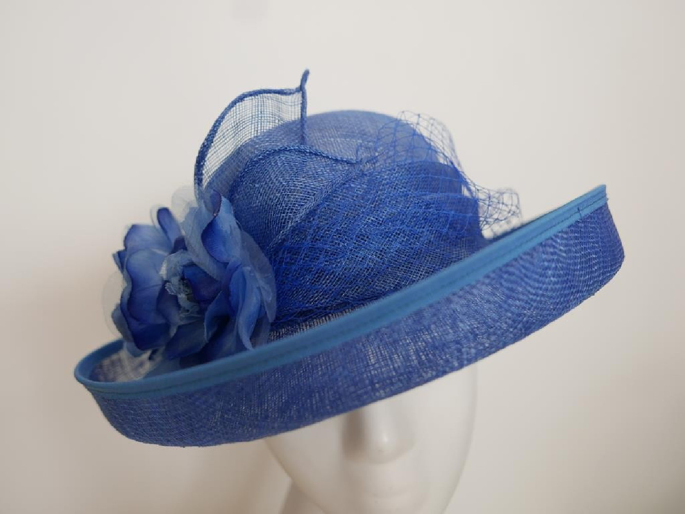 Niebieski wizytowy kapelusz z sinamay regulowany do 56 cm