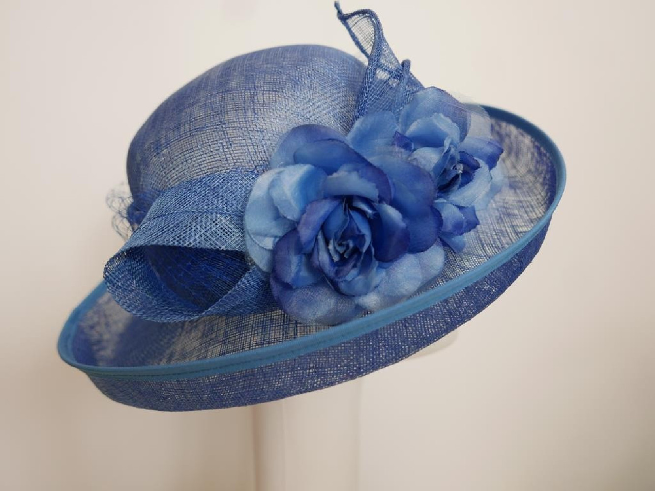 Niebieski wizytowy kapelusz z sinamay regulowany do 56 cm