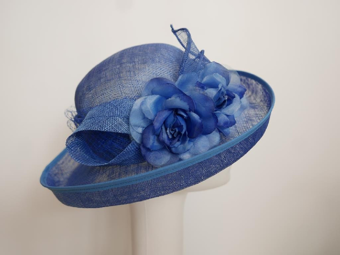 Niebieski wizytowy kapelusz z sinamay regulowany do 56 cm