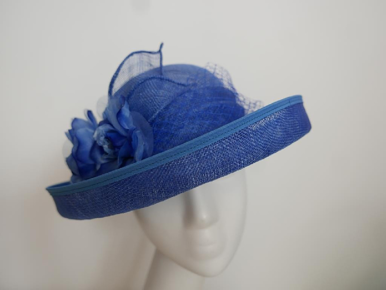 Niebieski wizytowy kapelusz z sinamay regulowany do 56 cm